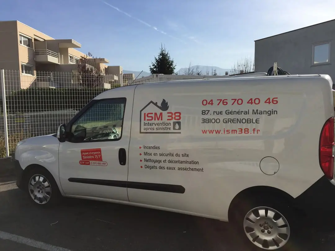 Camion de la société d'ISM 38 