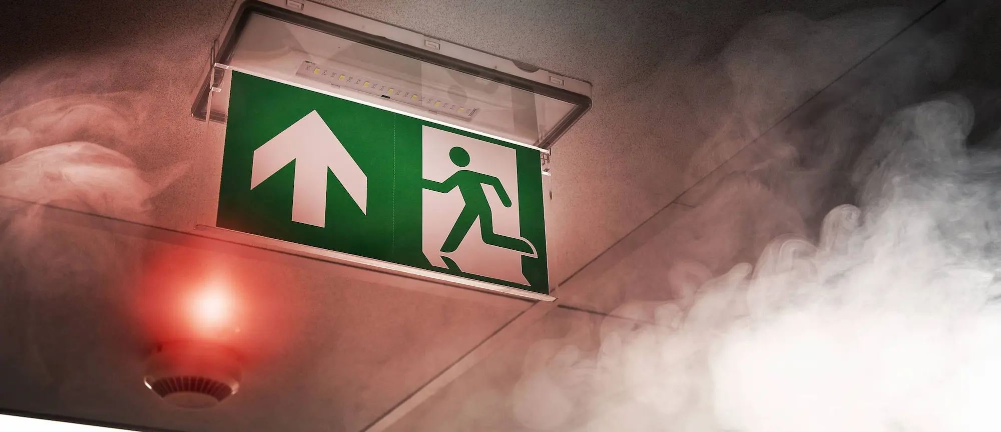 Un panneau de sortie de secours lors d'un incendie en Isère