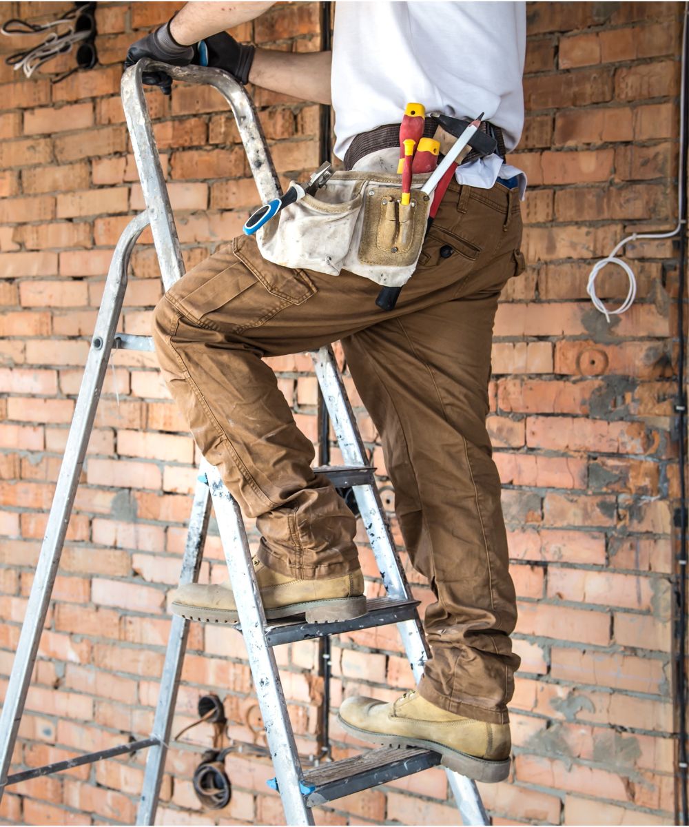 Un employé d'ISM 38 sur un chantier à Vienne après un dégât des eaux