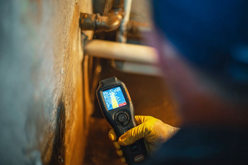 Ouvrier detectant une fuite d'eau avec une caméra thermique