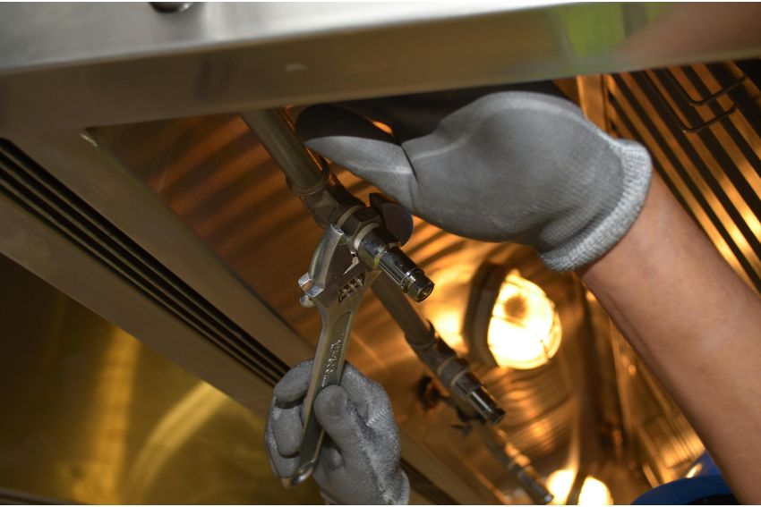 Un plombier réparant des tuyaux suite à une fuite d'eau