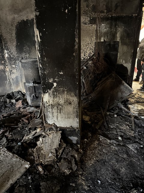 Poteau noirci et installation électrique brûlée dans un local après incendie à Échirolles